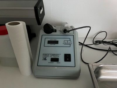 une photo d'un équipement de laboratoire avec un rouleau de papier à côté