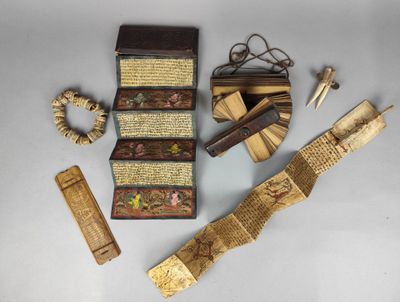un grand nombre d'objets posés sur une table