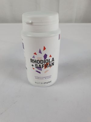un récipient blanc avec un couvercle blanc posé sur une table