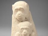 une statue de femme tenant un bébé dans ses bras