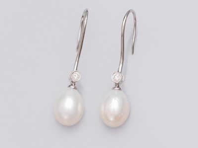 une paire de boucles d'oreilles en perles et diamants