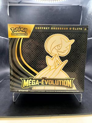 La boîte du jeu de cartes « Mega Evolution » est exposée.