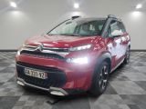la citrole rouge est garee sur un carrelage en damier