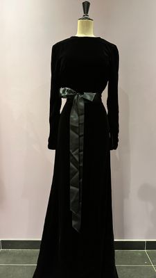 une image représentant une robe noire sur un mannequin