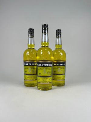 trois bouteilles de liqueur de citron sur fond blanc