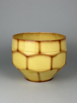 SARREGUEMINES. Cache-pot en céramique à décor nid d'abeille.