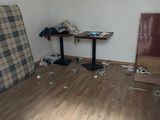 un canapé et une table dans une pièce en cours de rénovation