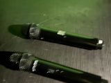 deux microphones posés sur une table