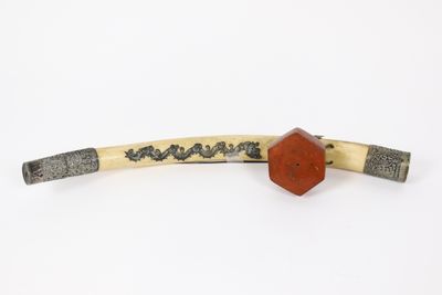 CHINE, XXe siècle Pipe à opium en os et parement en métal ar… - Photo 1