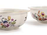 paire de bols en porcelaine ornés de motifs floraux sur fond blanc