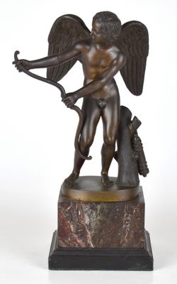 statue en bronze représentant un ange avec un arc et une flèche, posée sur un socle en marbre