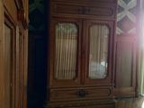 un grand meuble en bois dans le coin d'une pièce