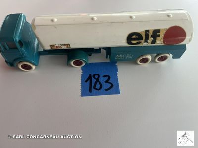 un camion miniature avec une étiquette de prix accrochée dessus
