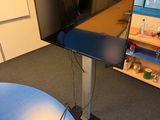 un téléviseur à écran plat posé sur un support dans une pièce