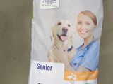 un sac de croquettes pour chien avec une femme et un chien