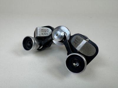 une paire de jumelles posée sur une table