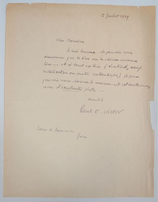 un gros plan d'un morceau de papier sur lequel on a écrit