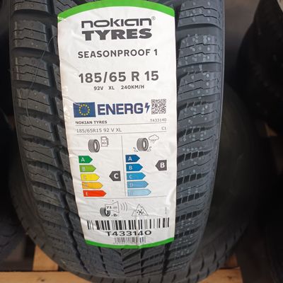 On voit un pneu de voiture sur lequel est apposée une étiquette de prix.