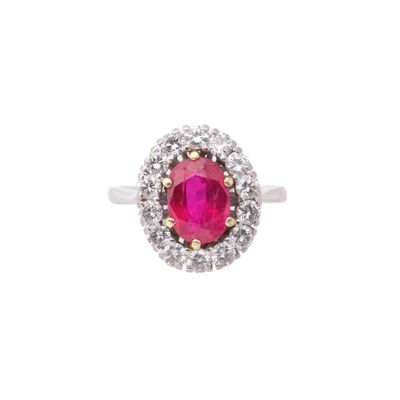 Bague en rubis et diamants Sertie d'un rubis de forme ovale …