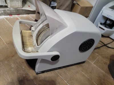 une machine blanche posée sur le sol