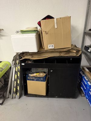 une pile de cartons, les uns sur les autres, sur une étagère dans une pièce