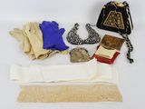 un assortiment d'accessoires pour femmes, comprenant un sac à main, des gants et un sac à main