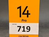 un gros plan sur une boîte jaune sur laquelle figure un numéro