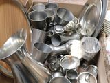 une boîte remplie d'objets en argent posée sur une table