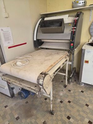une table sur laquelle est posé un matelas, dans une pièce
