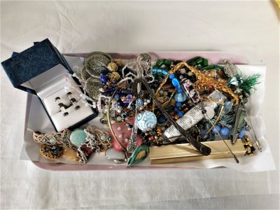 un plateau de bijoux variés posé sur une table