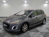 la voiture grise est garée sur un sol en damier dans le garage