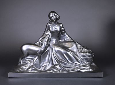 Femme au panier et à la gazelle en céramique émaillée noir à…
