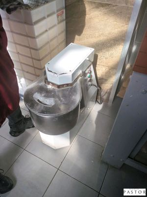 une personne se tenant à côté d'une machine posée au sol