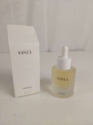 gros plan d'un flacon de parfum à côté d'une boîte
