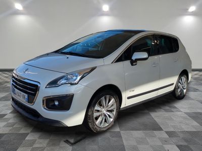 une voiture argentée est garée dans une pièce au sol en damier