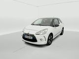 Une Citroën blanche est garée dans une pièce blanche