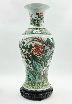 un vase orné d'un oiseau et de fleurs