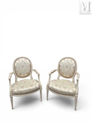 une paire de chaises anciennes à accoudoirs rembourrés