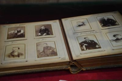 un vieux livre sur lequel figurent des photos de personnes