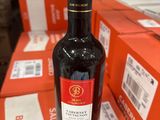 une bouteille de vin posée sur une table devant des boîtes