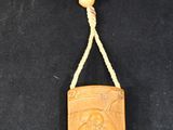 une vieille boîte en bois d'où pend une corde sur le côté, posée sur une surface noire