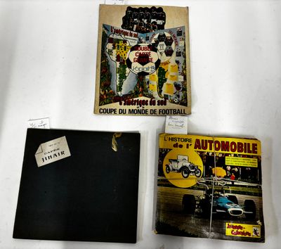 Trois livres sont posés sur une table devant un fond blanc.