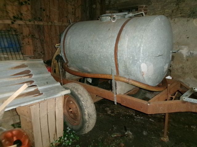 Tonne à eau sur châssis artisanale. Vendu sur désignation, Visite...