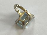 une bague en argent sertie d'une pierre bleue