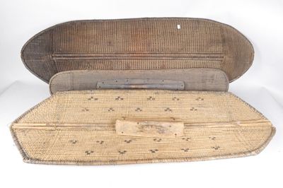 une vieille valise en bois munie d'une poignée et d'une autre poignée