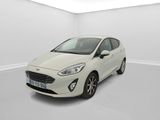 une Ford Fiesta blanche garée dans une pièce blanche