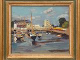 une peinture à l'huile représentant une scène de port avec des bateaux sur l'eau et des bâtiments en arrière-plan