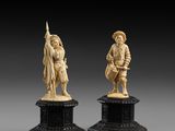 une paire de figurines en ivoire sculpté représentant un homme et une femme