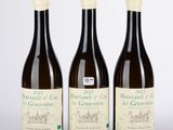 trois bouteilles de vin posées l'une à côté de l'autre sur une table