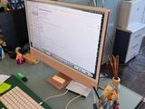 un ordinateur posé sur un bureau, équipé d'un clavier et d'une souris